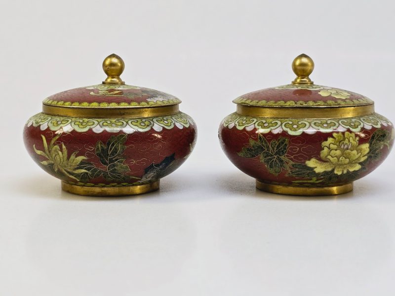 Elegant kinesiskt par cloisonné-skålar – ett konstnärligt mästerverk
