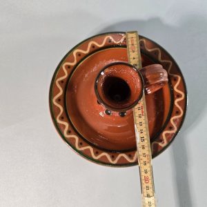 Allmogemålad nattljusstake i lergods, Krukmakaren i Ystad