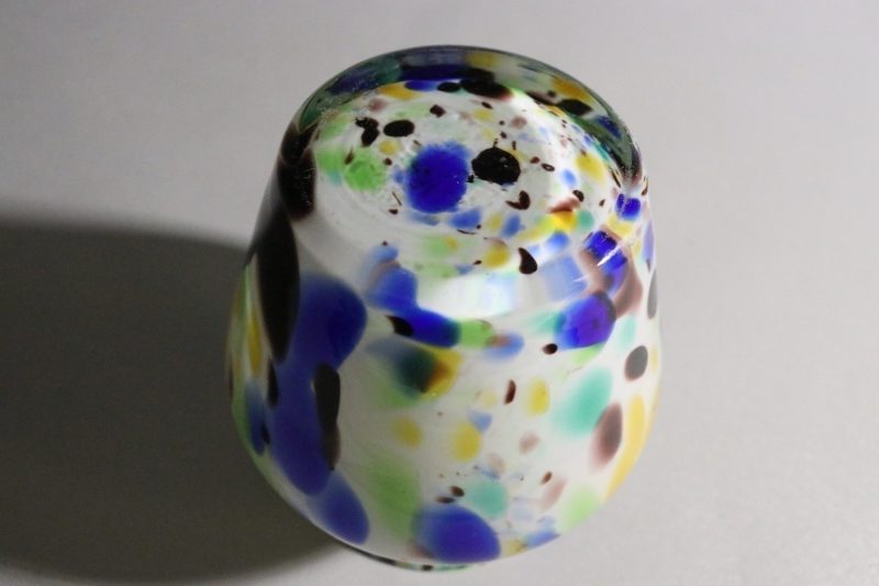 Färgsprakande Glasvas – 12 cm – Modern Design med Livfulla Mönster