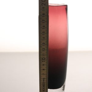 Elegant vas i rubinrött glas – 20 cm hög