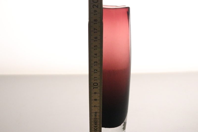 Elegant vas i rubinrött glas – 20 cm hög