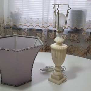 Bordslampa i alabaster med ljuslila skärm, Italien