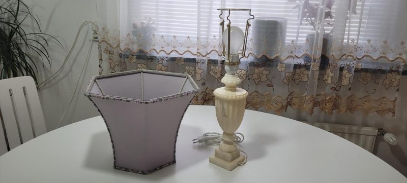 Bordslampa i alabaster med ljuslila skärm, Italien