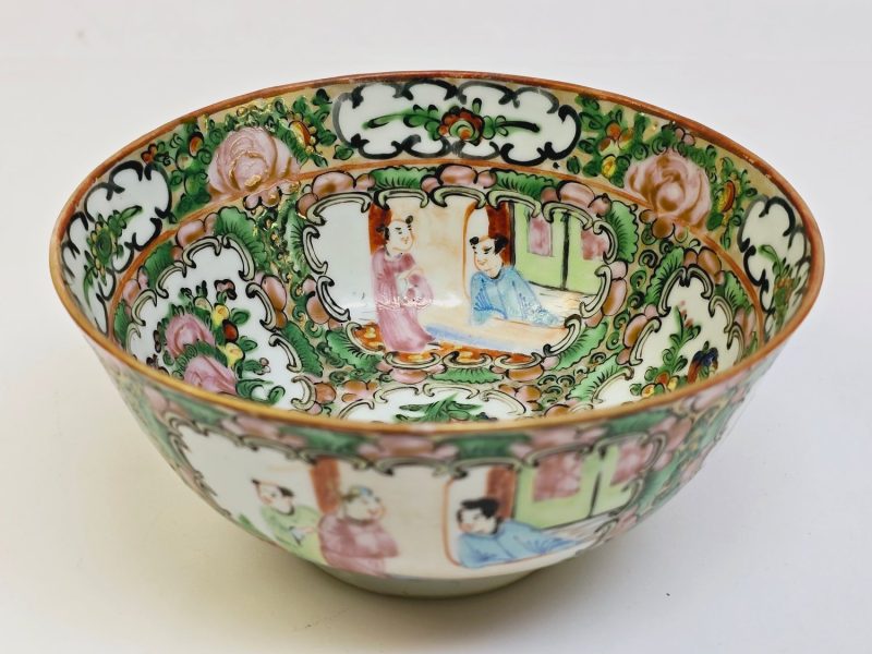 Antik kinesisk skål i klassisk Rose Medallion-stil