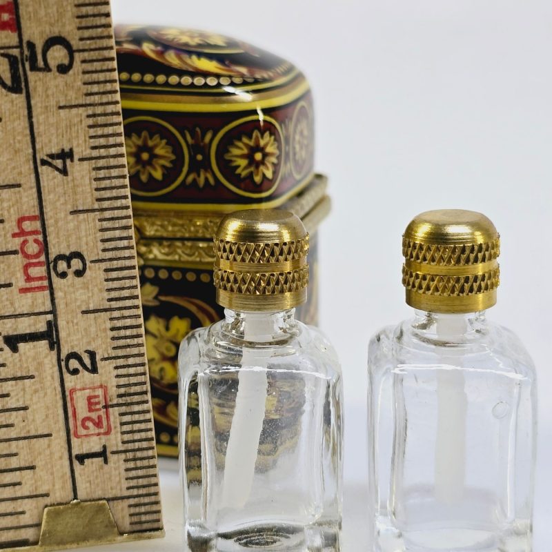 Elegant vintage parfymbox med flaskor från Past Times – unik och charmig!