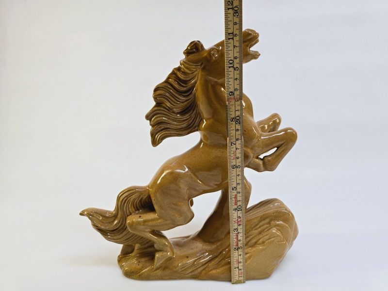 Imponerande Hästfigur i Keramik – Ståtlig och Elegant