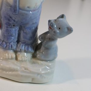 Porslinfigur, barn med kattunge - 12cm