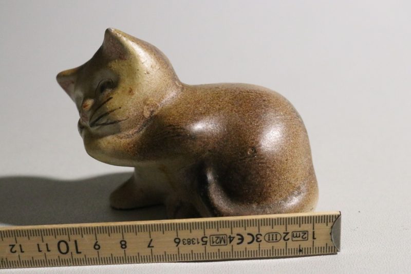 Charmig kattfigur – Gabriel Keramik, handmålad svensk design