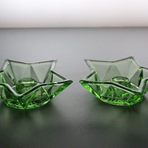 Stilrena gröna ljusstakar i geometrisk design – 2 st