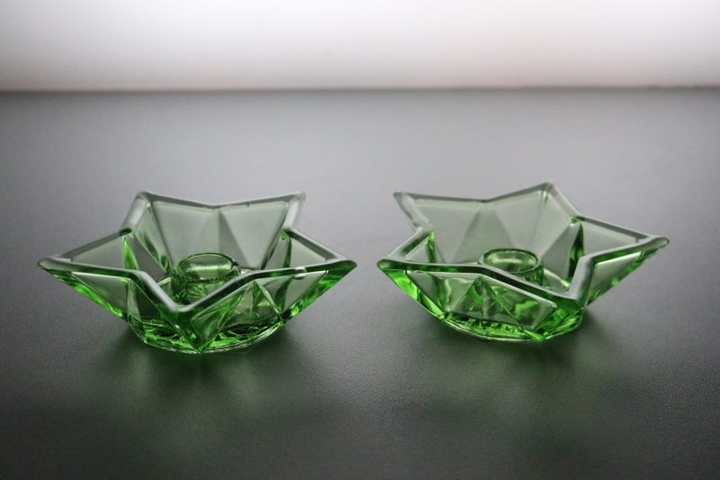 Stilrena gröna ljusstakar i geometrisk design – 2 st