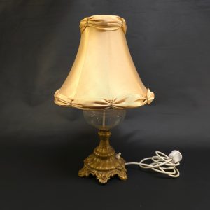 Elegant Bordslampa i Vintage-stil med Mässingsfot och Sidenliknande Skärm