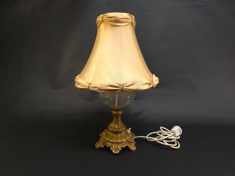 Elegant Bordslampa i Vintage-stil med Mässingsfot och Sidenliknande Skärm