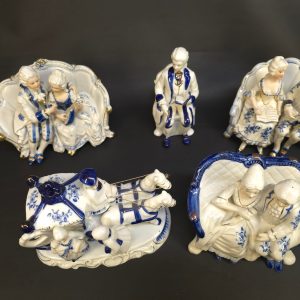 Elegant porslinsgrupp – Kunglig charm och detaljrikedom!