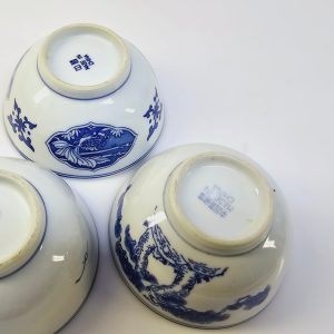 Klassiska blåvita skålar med traditionella kinesiska mönster - Set om tre