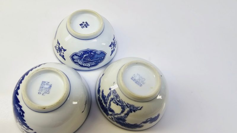 Klassiska blåvita skålar med traditionella kinesiska mönster - Set om tre