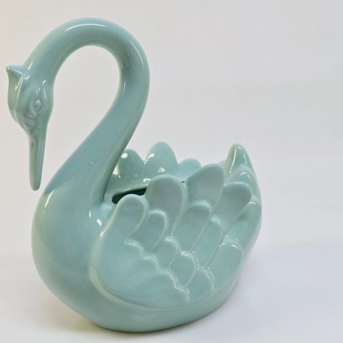Elegant keramiksvan i mjuk grön färg – 20 cm hög