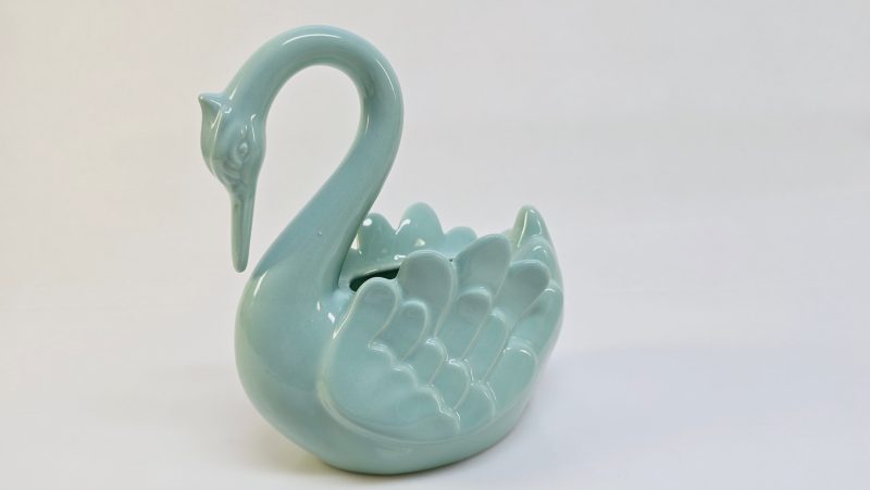 Elegant keramiksvan i mjuk grön färg – 20 cm hög