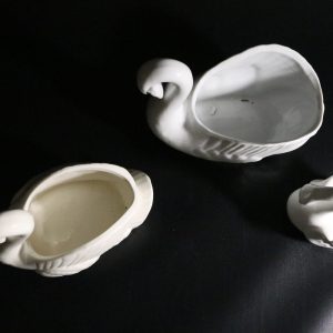 Charmigt set med tre svanformade porslinsfigurer – dekorativt och klassiskt