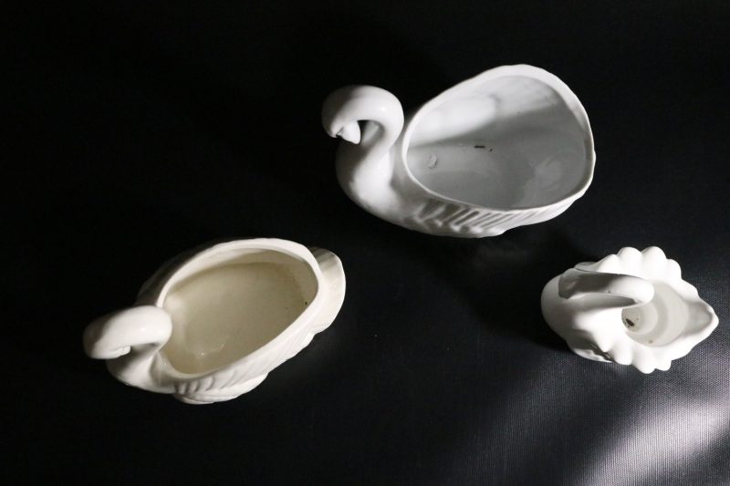 Charmigt set med tre svanformade porslinsfigurer – dekorativt och klassiskt