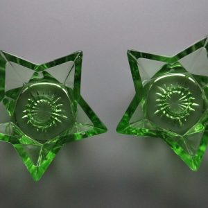 Stilrena gröna ljusstakar i geometrisk design – 2 st