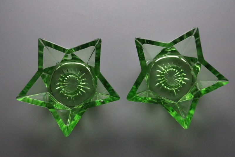 Stilrena gröna ljusstakar i geometrisk design – 2 st