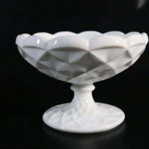 Elegant Vit Milkglass-skål på Fot – Perfekt för Samling eller Dekoration