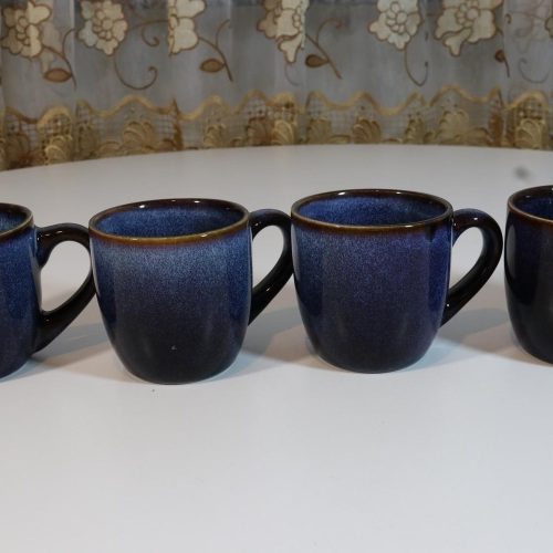 4 blå koppar i glaserad keramik