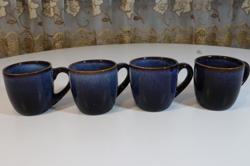 4 blå koppar i glaserad keramik