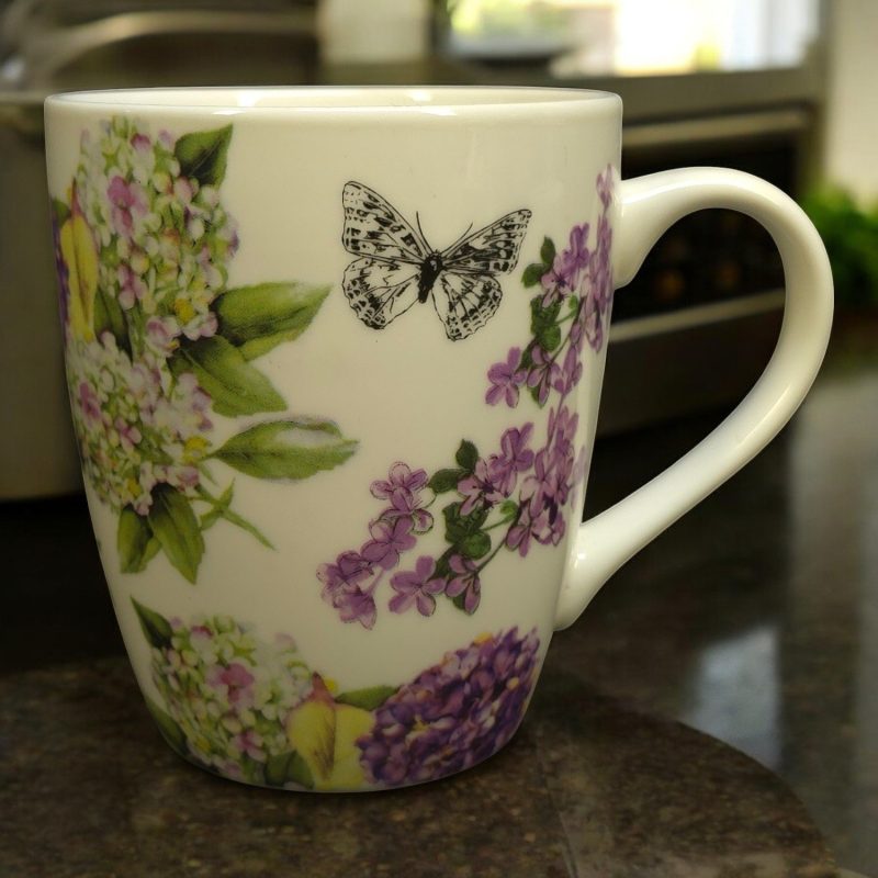 Charmig mugg med blommotiv och fjäril – Perfekt för naturälskare!