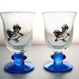 Unika Handmålade Glas av Eva - En Perfekt Blandning av Konst och Funktion