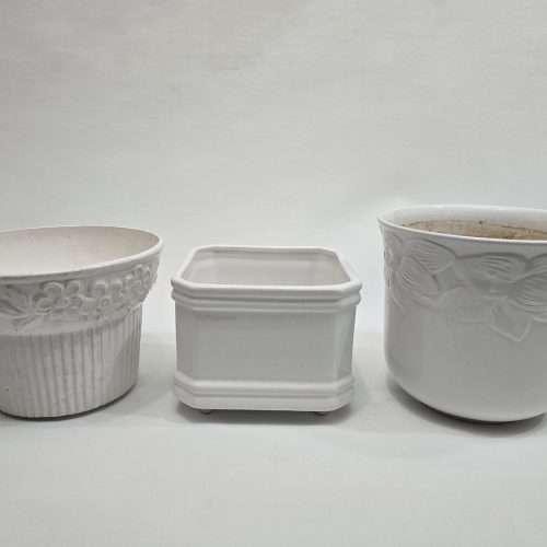 Eleganta Trio av Vita Keramiska Krukor