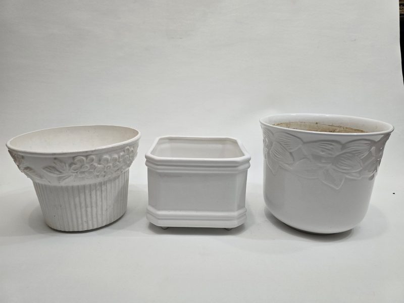 Eleganta Trio av Vita Keramiska Krukor
