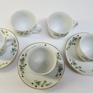 Charmigt kaffekoppsset på 5 koppar från Christineholm med jordgubbsmotiv