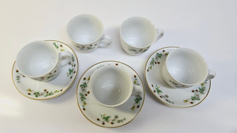 Charmigt kaffekoppsset på 5 koppar från Christineholm med jordgubbsmotiv
