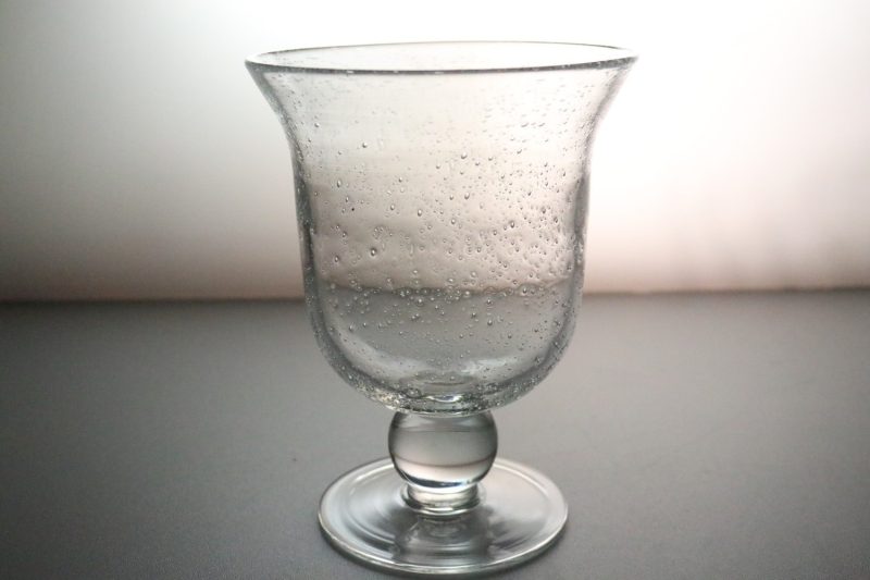 Elegant Bubbelpräglad Glas Skål på Fot, 18cm Hög - Perfekt för Heminredning elle