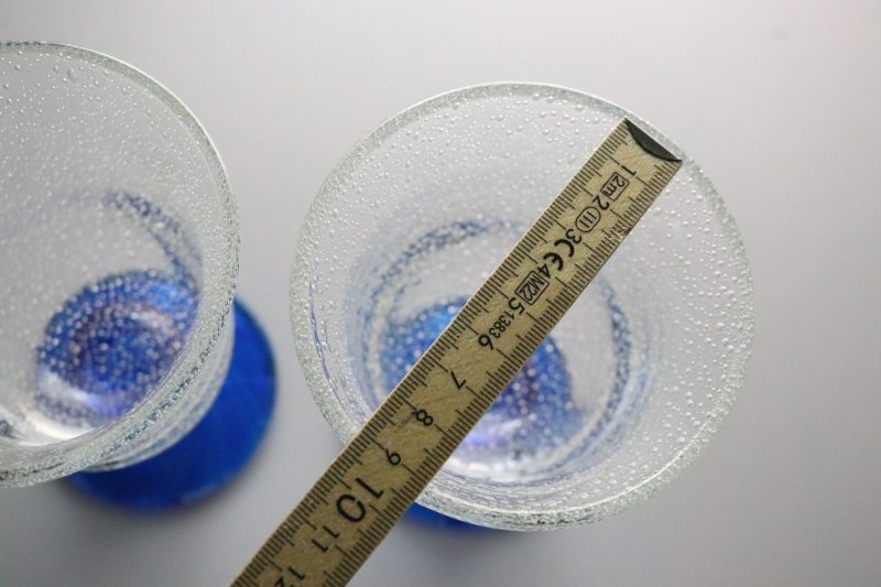 Unika Handmålade Glas av Eva - En Perfekt Blandning av Konst och Funktion