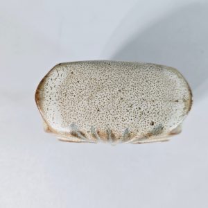 Uggla i lergods med glasyr enligt bilderna.  Ca 9 cm hög ca 4 cm djup