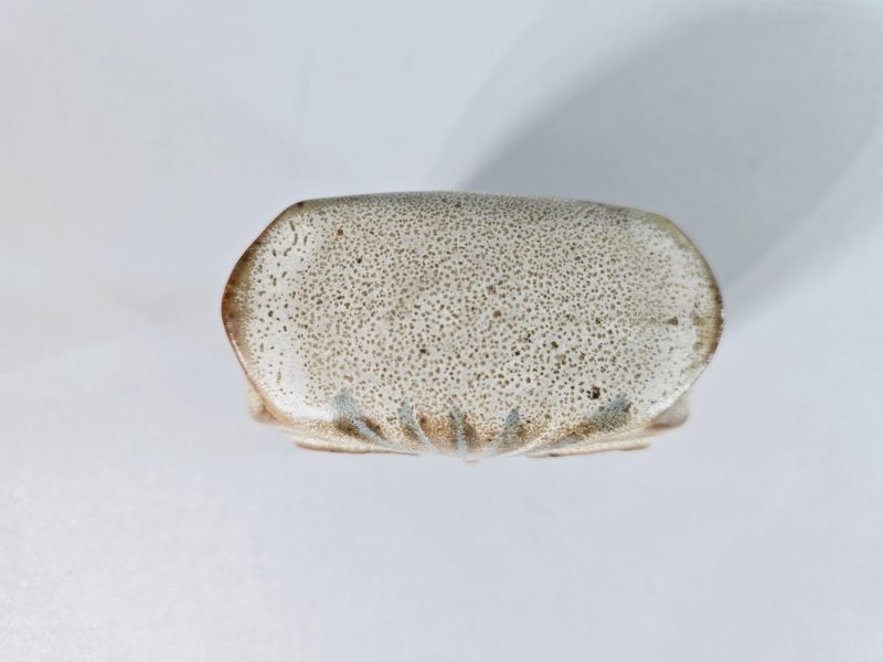 Uggla i lergods med glasyr enligt bilderna.  Ca 9 cm hög ca 4 cm djup