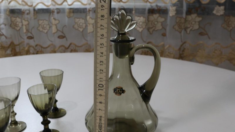 Karaff med 5 glas, troligen Johanfors glasbruk, rökfärgat glas