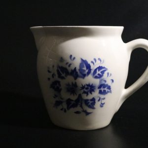 Charmig Staffordshire Gris-Kanna med Vintage Design