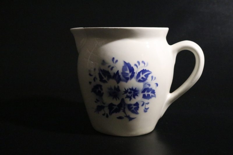 Charmig vintagekanna med blått blomstermotiv – Tillverkad i Tjeckoslovakien