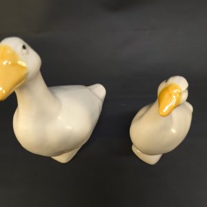 Charmiga Höganäs-gäss i keramik – vackert hantverk