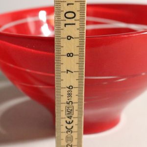 Elegant röd skål med modern design – 15 cm i diameter