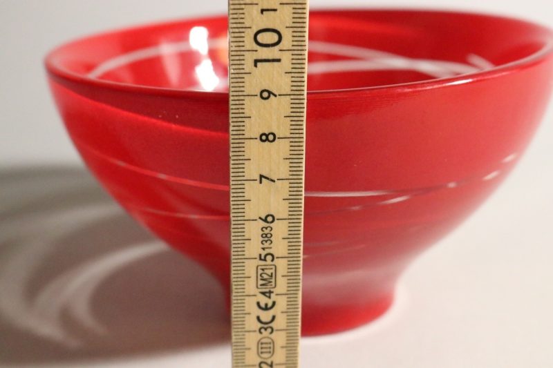 Elegant röd skål med modern design – 15 cm i diameter