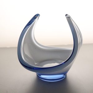 Elegant Vit Milkglass-skål på Fot – Perfekt för Samling eller Dekoration