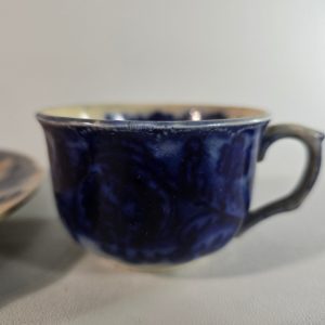 Assiett och kaffekopp, flytande blått, kraftigt missfärgade, Göteborg