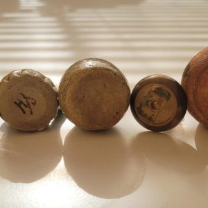 Miniatur vaser, kannor ljusstake i mässing