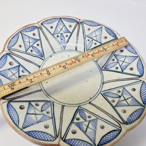 Antik handmålad skål i orientaliskt porslin – unik design