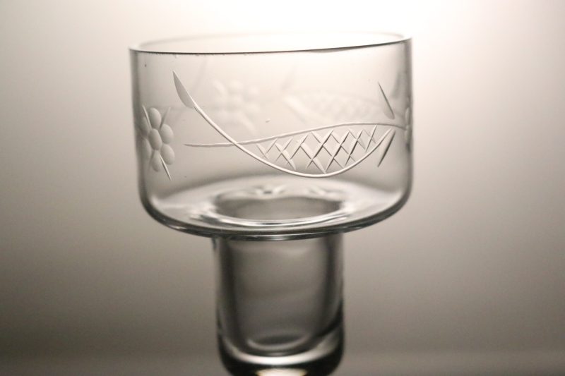 Ljusstake i glas med lång stjälk