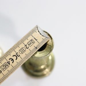 Ett par ljusstakar i mässing, Made in England